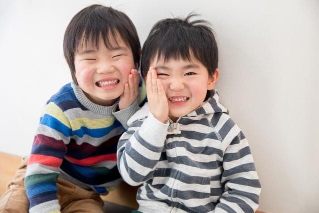 笑顔を見せる男の子