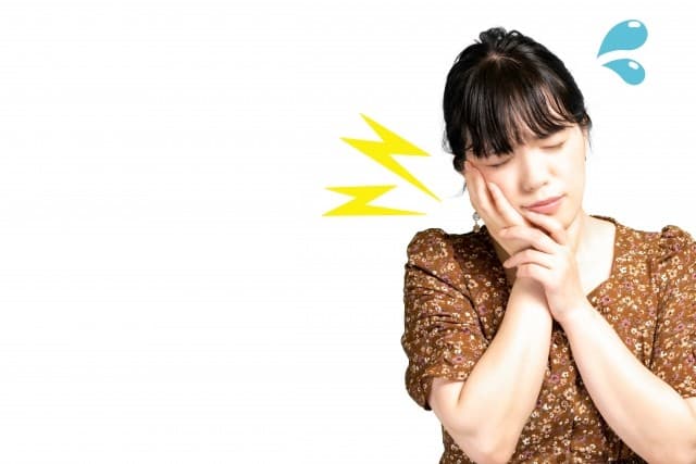 歯を痛がる女性