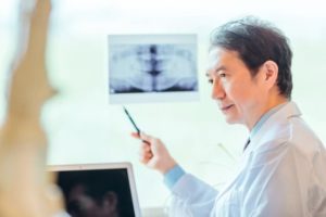 レントゲンを見ながら説明する歯科医師