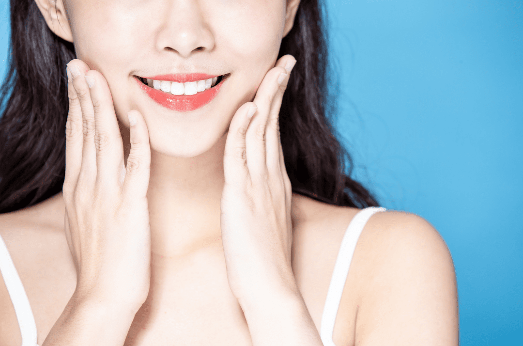 ジルコニアセラミックの歯にした女性