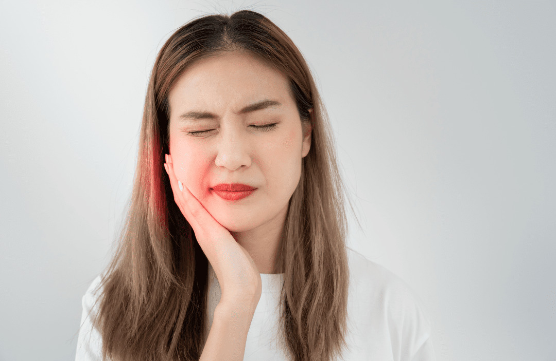顎を痛がる女性