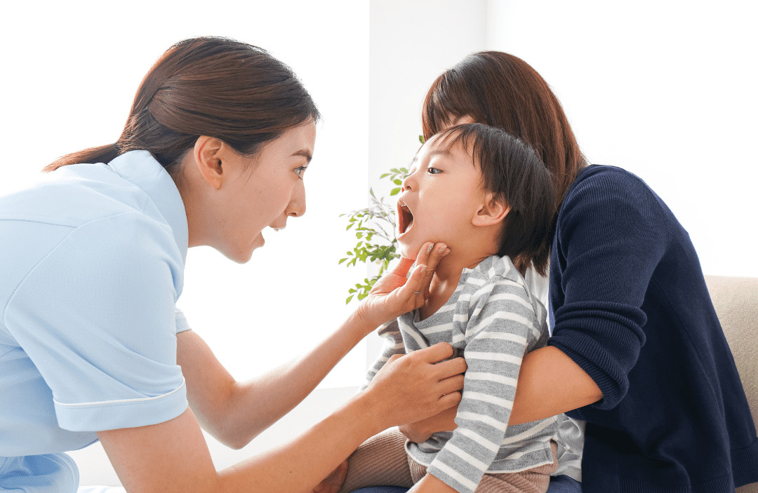 歯科検診を受ける子供