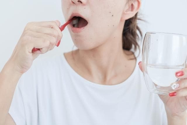 歯磨きをしてセレック治療を長持ちさせる女性